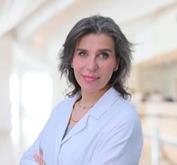 دكتورة / مها صالح - طبيبة جراحة الفم والاسنان