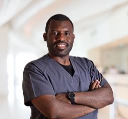 دكتور / ايمن حسن كعبي - طبيب جراحة الفم والاسنان