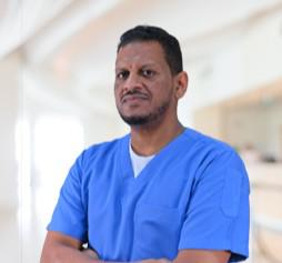 دكتور / مصعب يونس - استشاري طب وجراحة الفم والاسنان